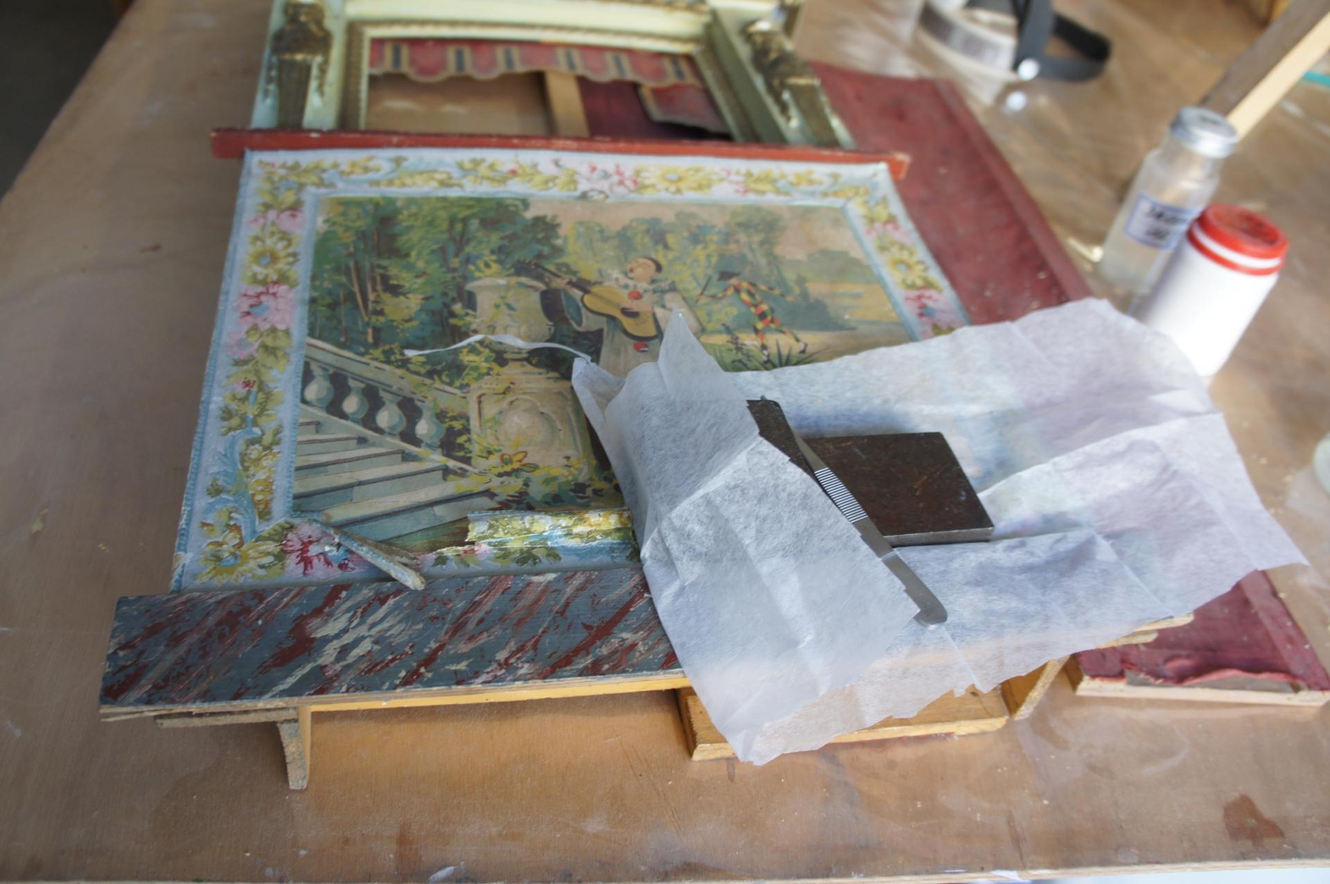 En cours de restauration - Collage de la frise après enlèvement de l'ancienne colle au scalpel